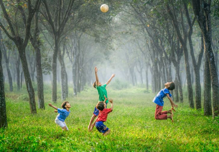 Kinderen Spelen Buiten in het Bos met een Bal